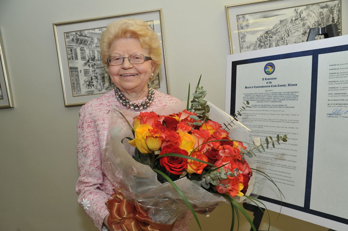 Kazimiera Bober z tytułem honorowego skarbika powiatu Cook. Na 80. urodziny