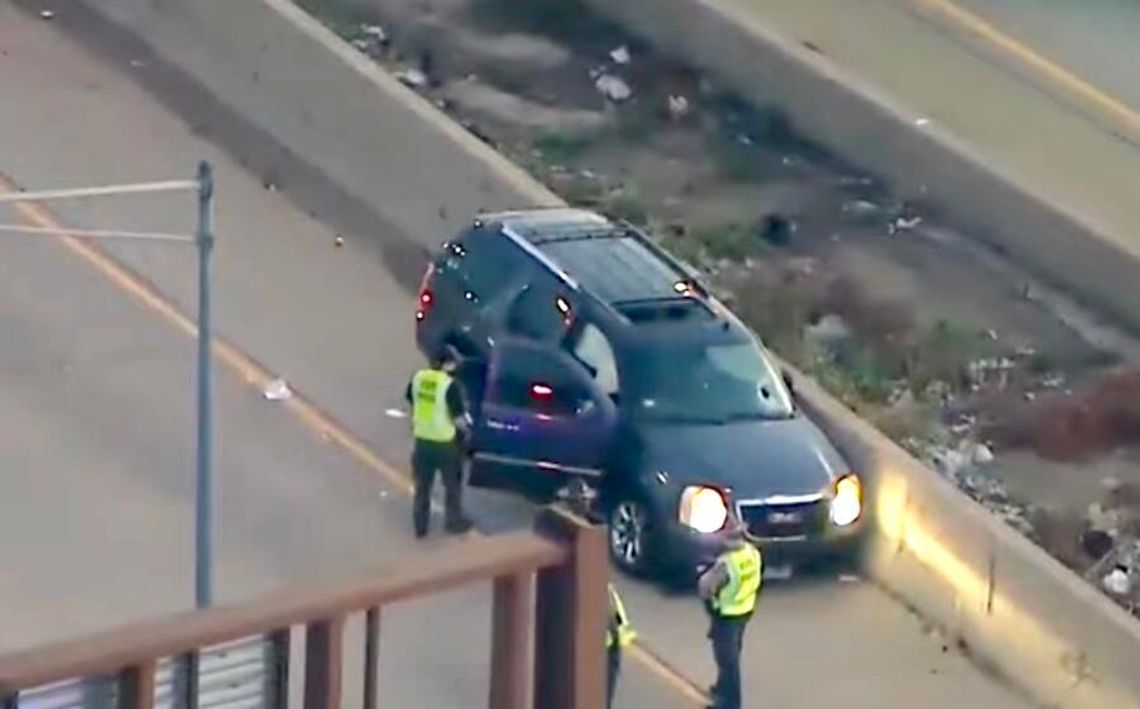 Kierowca zginął na Dan Ryan, gdy coś wybiło szybę w aucie (WIDEO) Kierowca zginął na Dan Ryan, gdy coś wybiło szybę w aucie (WIDEO)