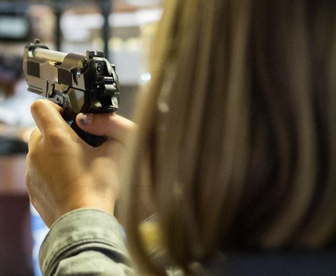 Kobieta z pozwoleniem na broń zastrzeliła mężczyznę aresztowanego 64 razy