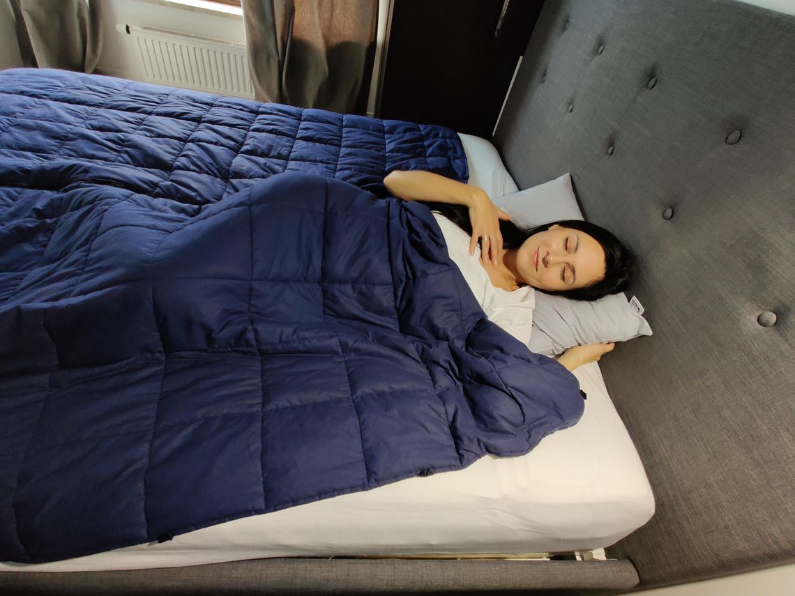 Kołdra obciążeniowa – cisza, której potrzebuje ciało po intensywnym dniu