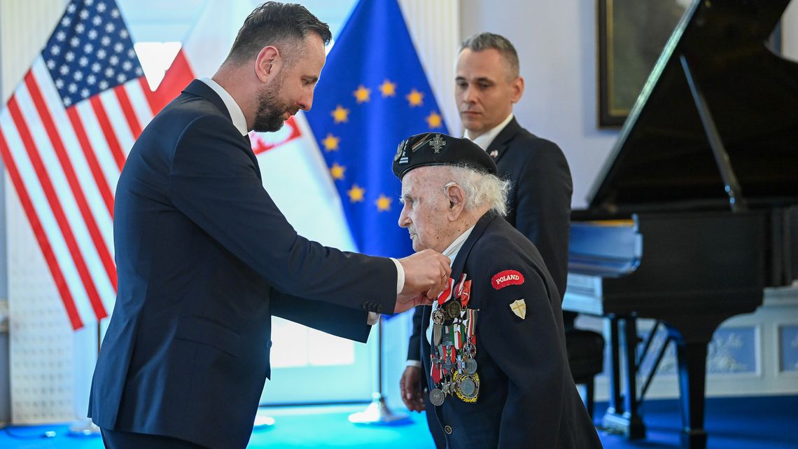 Kosiniak-Kamysz odznaczył 99-letniego weterana spod Monte Cassino