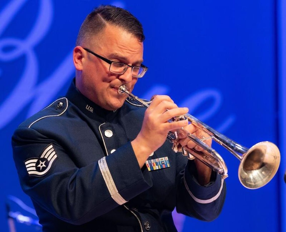 Kraków. Amerykański żołnierz z orkiestry dętej zagrał hejnał mariacki