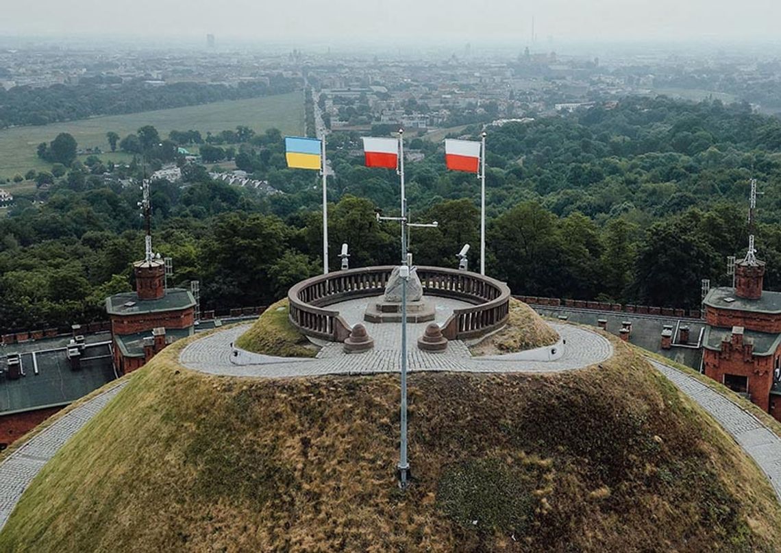 Kraków. Flaga ukraińska ponownie, obok flagi polskiej, na kopcu Kościuszki