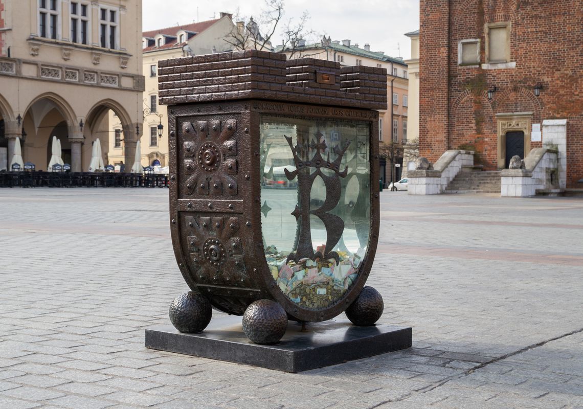 Kraków. Policja zatrzymała podejrzanego o uszkodzenie skarbonki na Rynku Głównym