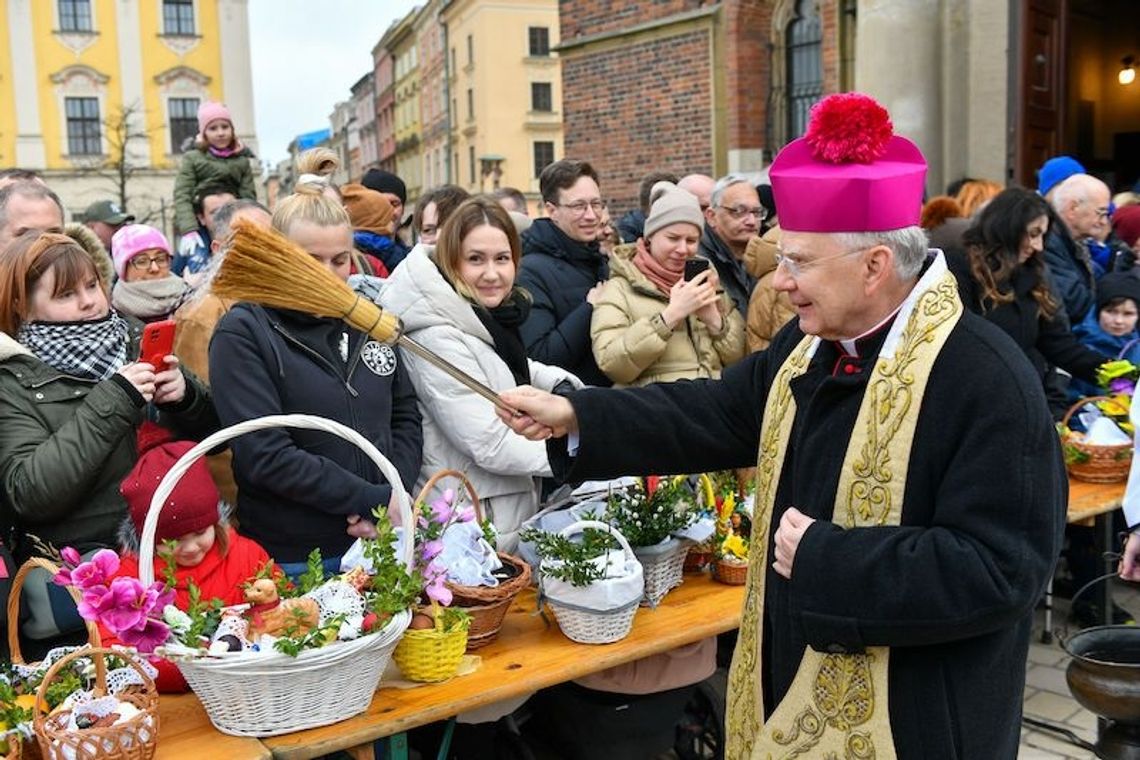 Kraków. Święcenie wielkanocnych koszyczków na Rynku Głównym