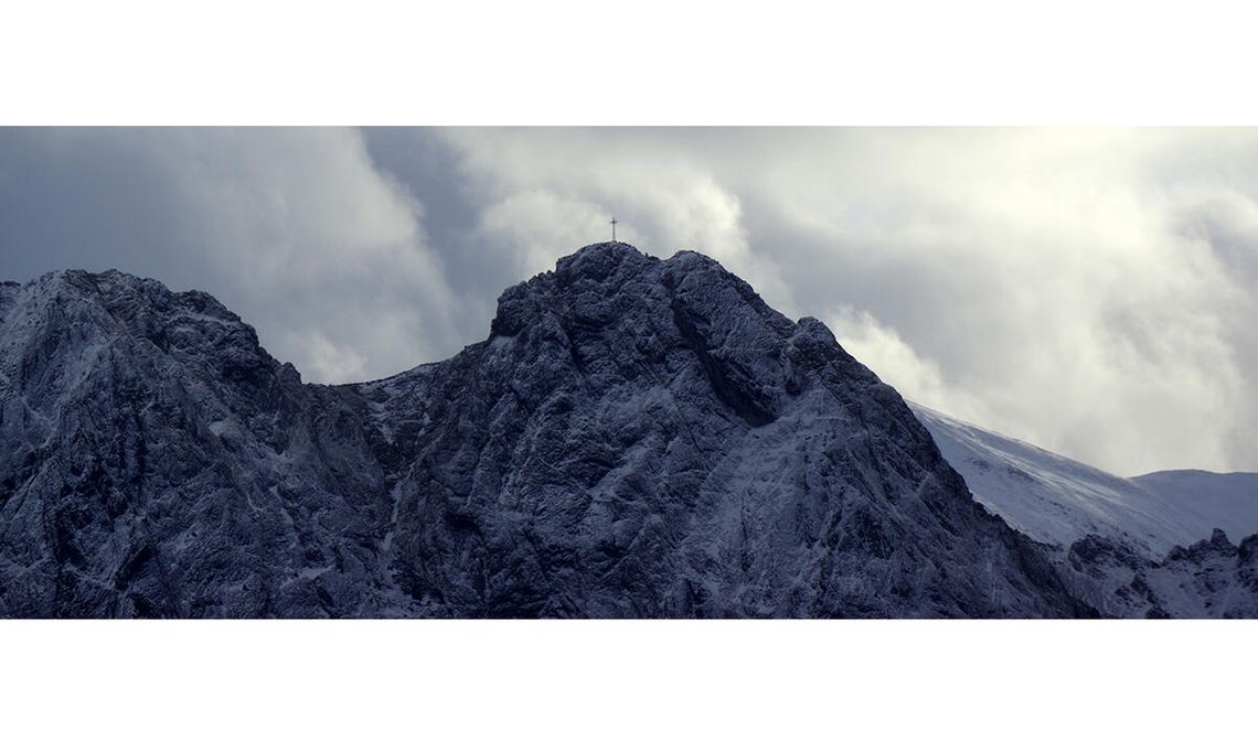 Krzyż na Giewoncie bez oświetlenia w rocznicę śmierci Jana Pawła II; trudne warunki