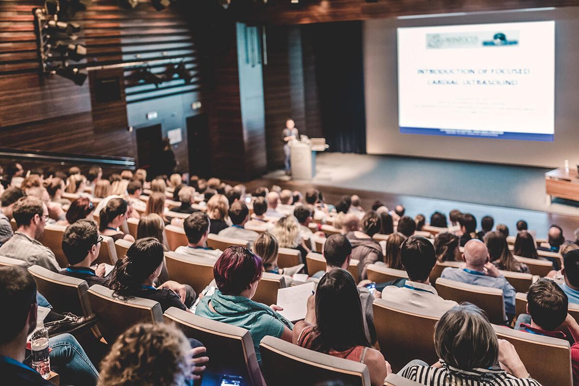 Kuszą pieniędzmi na studia, a wyłudzają opłaty