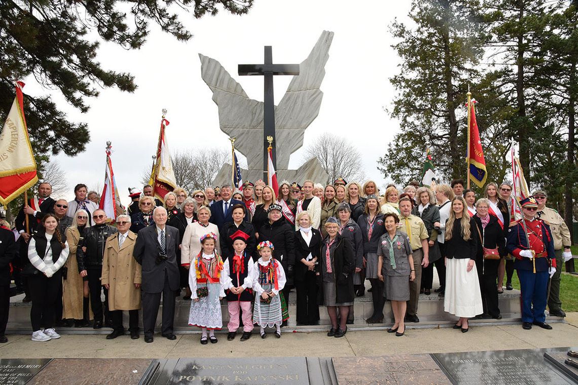 Kwiaty i znicze pod Pomnikiem Katyńskim i Tablicą Smoleńską