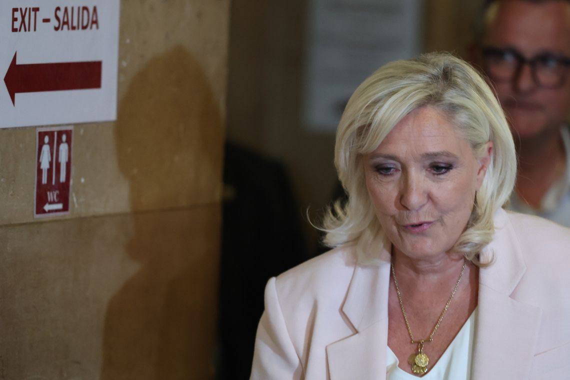 Le Pen otrzymała zakaz ubiegania się o funkcje publiczne na okres 45 miesięcy, w tym 30 w zawieszeniu Le Pen otrzymała zakaz ubiegania się o funkcje publiczne na okres 45 miesięcy, w tym 30 w zawieszeniu