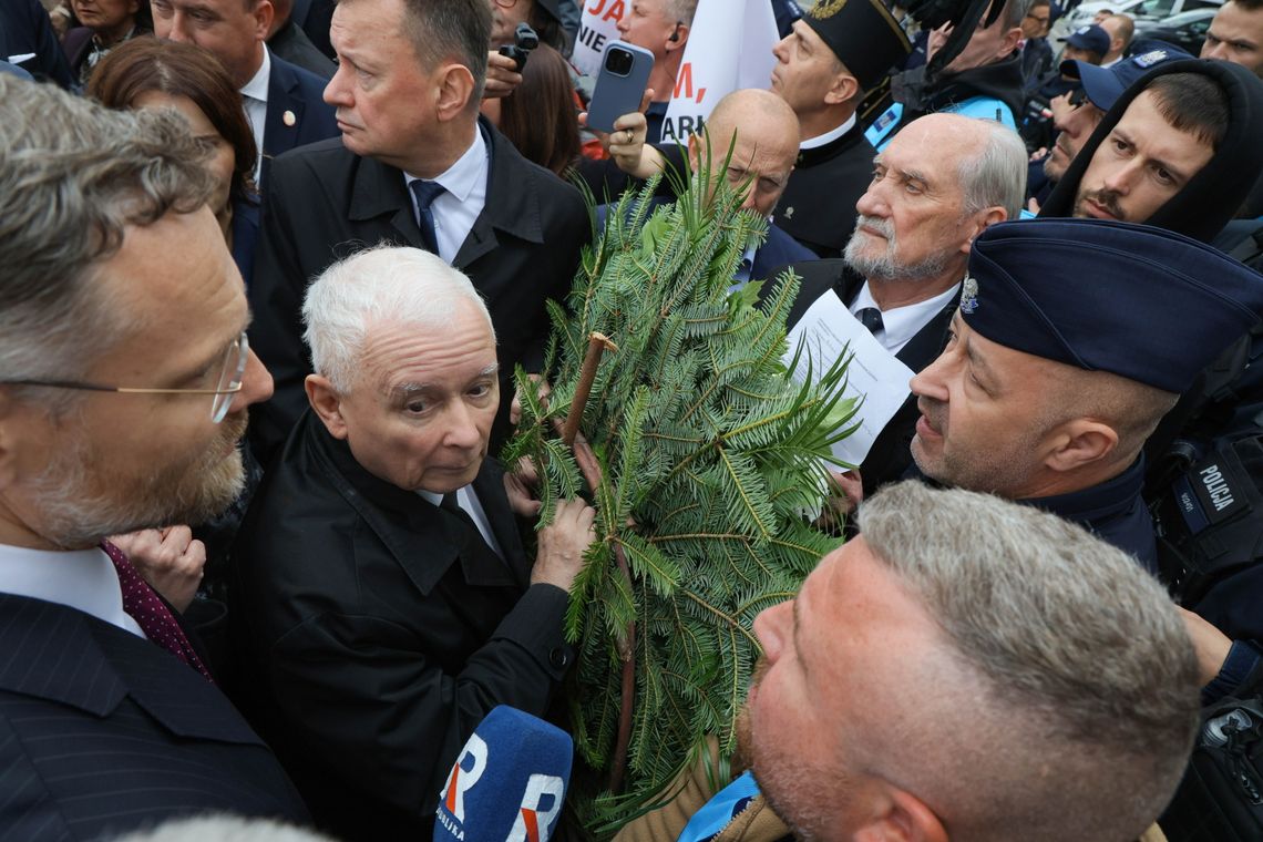 Lider PiS nie mógł złożyć wieńca przed pomnikiem prezydenta Lecha Kaczyńskiego Lider PiS nie mógł złożyć wieńca przed pomnikiem prezydenta Lecha Kaczyńskiego