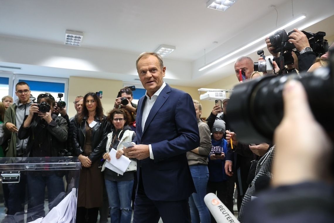 Lider PO Donald Tusk oddał głos w lokalu wyborczym w Warszawie