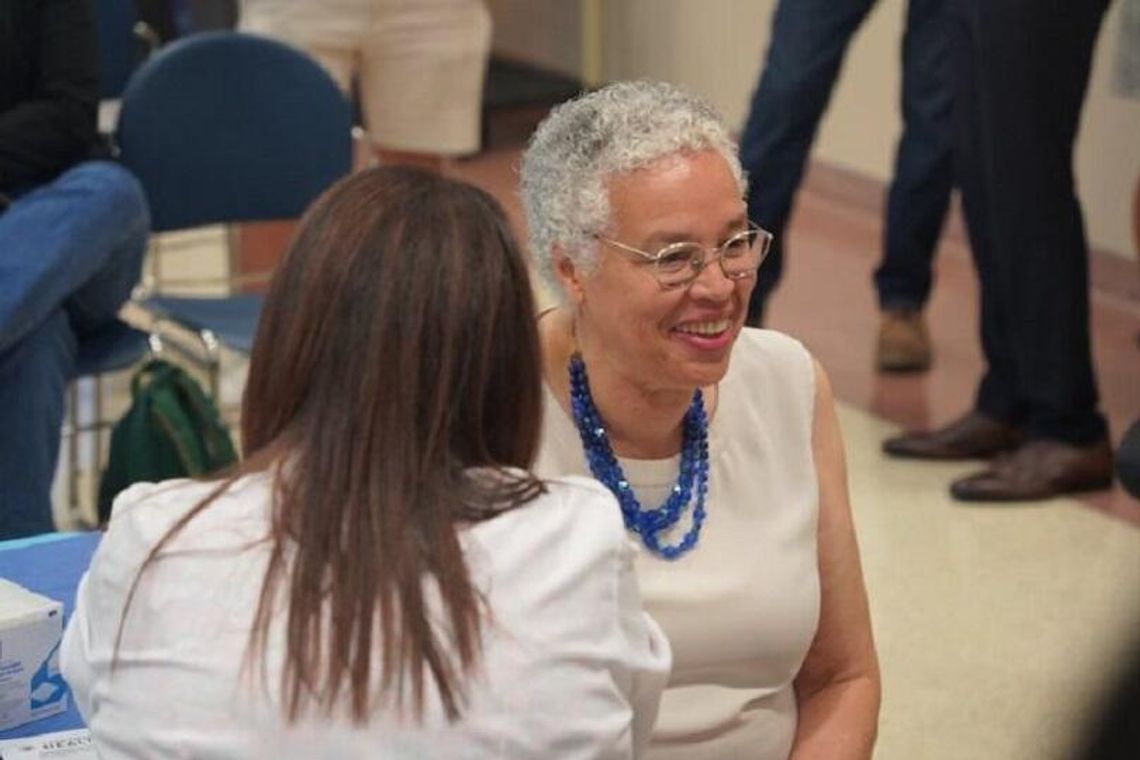 Prezes Rady Powiatu Cook przyjmuje szczepionki fot. Toni Preckwinkle/X