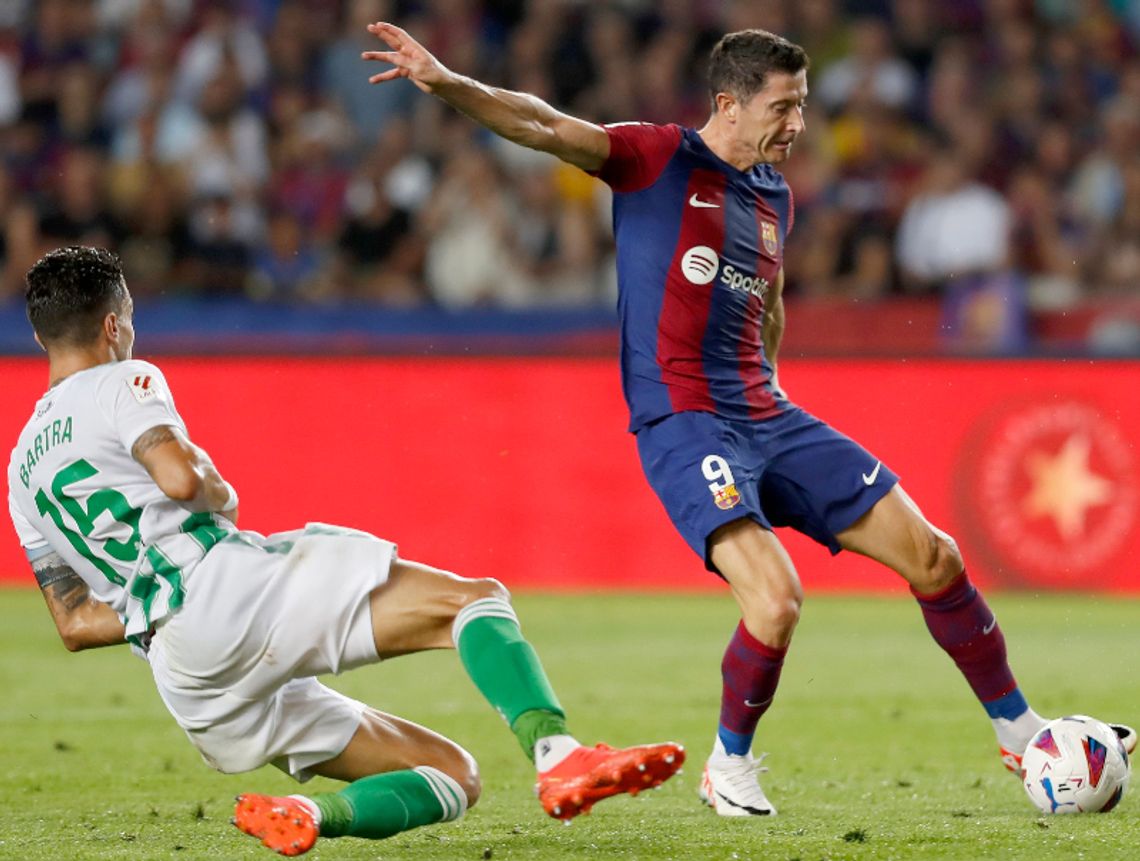 Liga hiszpańska - Barcelona rozbiła Betis 5:0, gol i dwie asysty Lewandowskiego