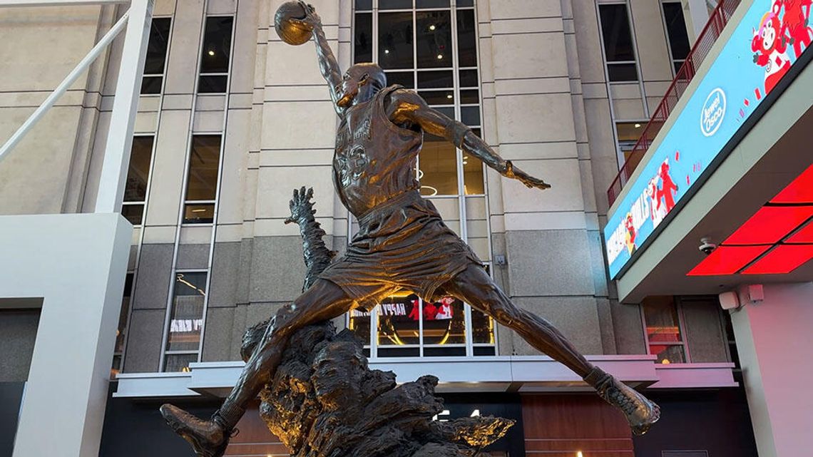 Liga NBA — koszulka Jordana z ostatnich finałów sprzedana za ponad 12 mln dolarów Liga NBA — koszulka Jordana z ostatnich finałów sprzedana za ponad 12 mln dolarów
