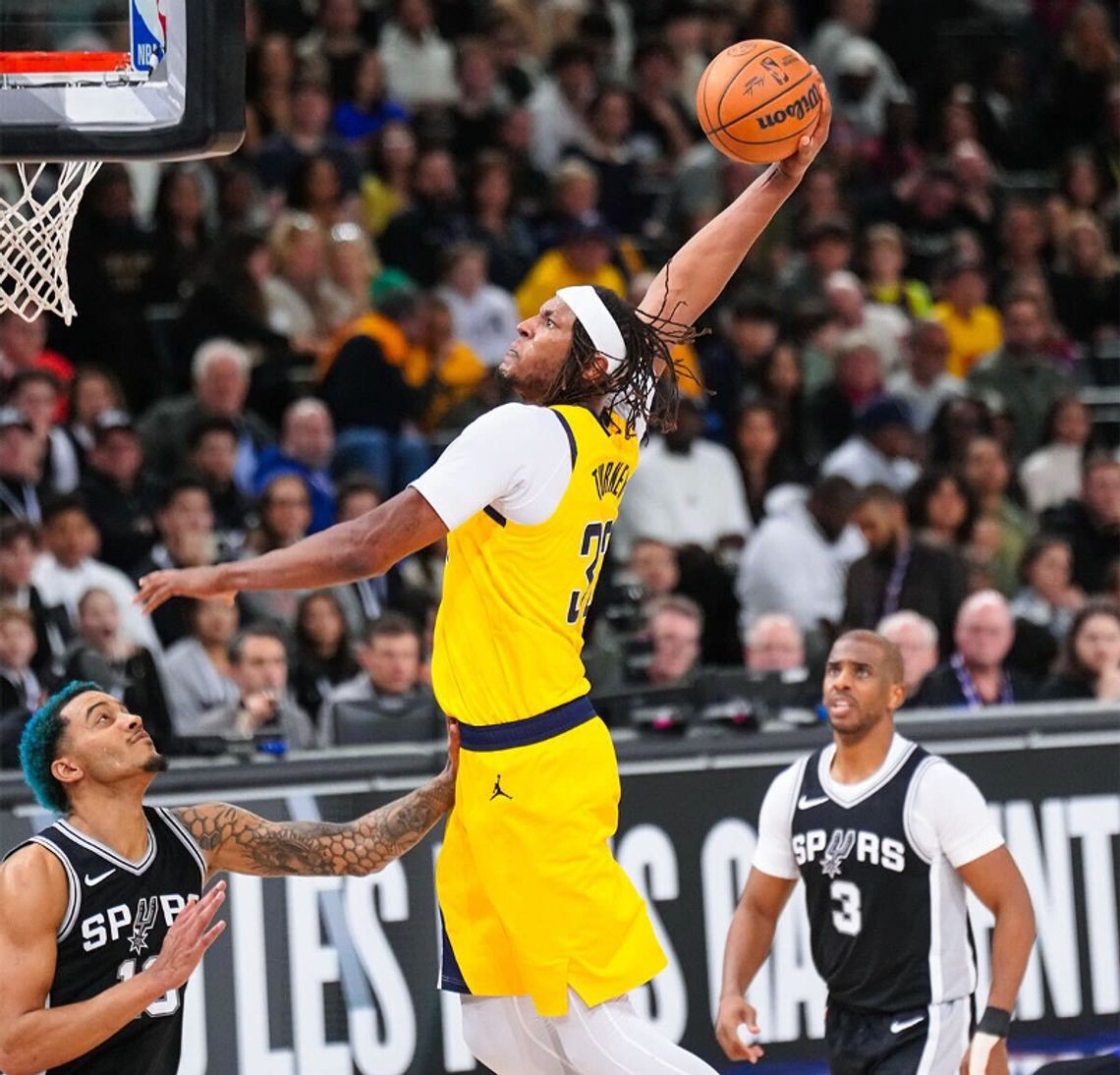 Liga NBA - udany rewanż Pacers w Paryżu, dwa punkty Sochana