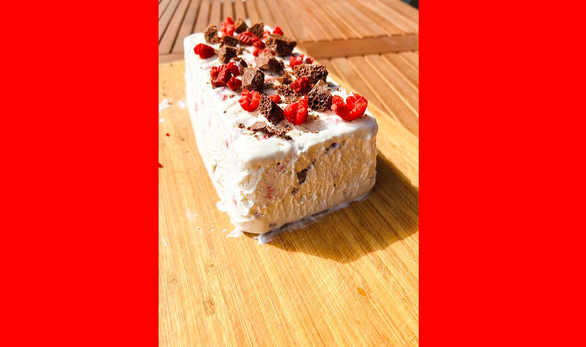 Lody śmietankowe z czekoladą i malinami