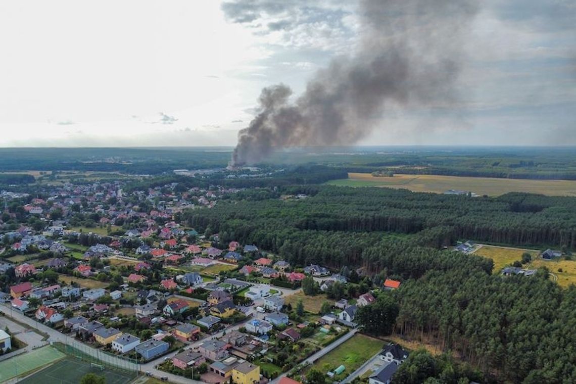 Lubuskie. Pod Zieloną Górą płonie hala, w której składowane były niebezpieczne chemikalia