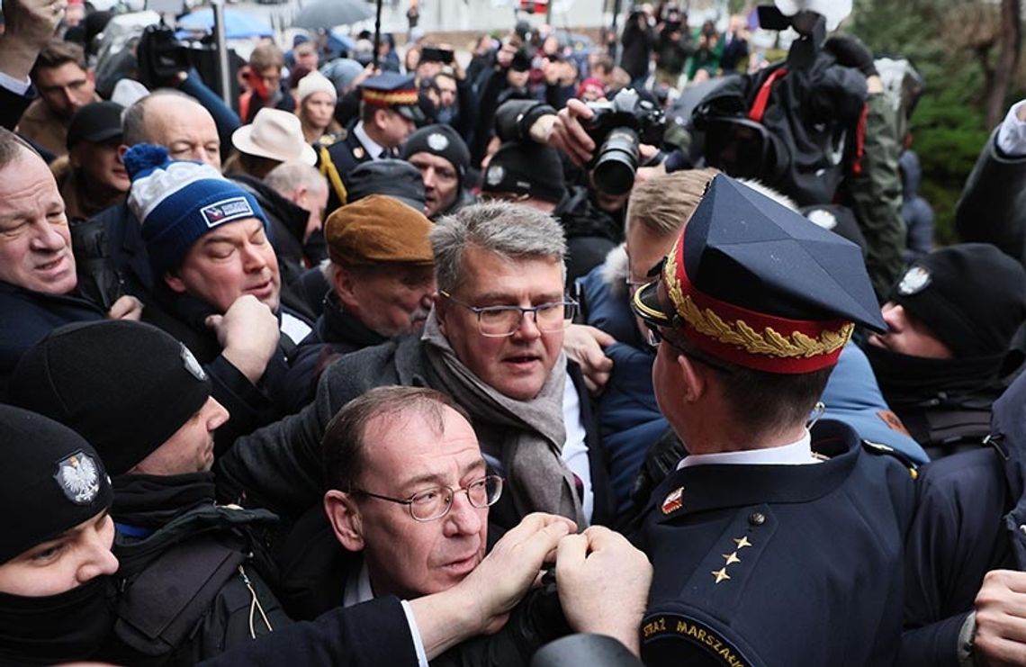 Marszałek Hołownia: precyzyjnie analizujemy nagrania z kamer z incydentu przed Sejmem