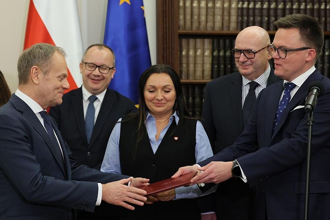 Marszałek Sejmu wręczył Donaldowi Tuskowi uchwałę ws. wyboru na urząd prezesa Rady Ministrów oraz uchwałę ws. wyboru Rady Ministrów