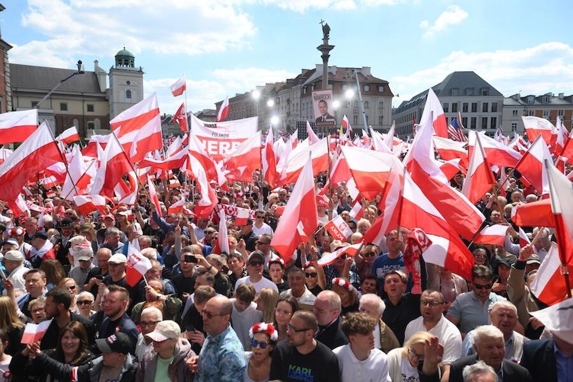 Marsze Trzaskowskiego i Nawrockiego. Policja: zgromadzenia przebiegły bezpiecznie