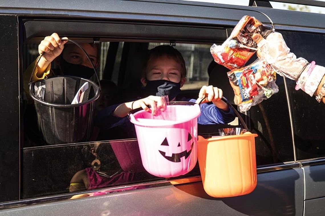 Maski zalecane przy rozdawaniu i zbieraniu słodyczy w Halloween