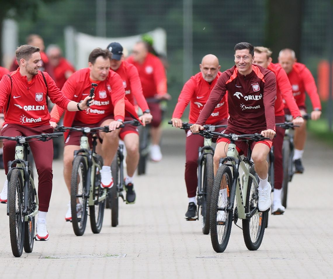 ME 2024 - piłkarze dotarli na trening rowerami, Lewandowski ćwiczył z drużyną