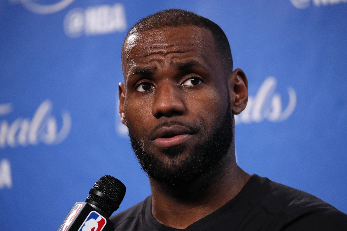 Media: LeBron James montuje skład gwiazd