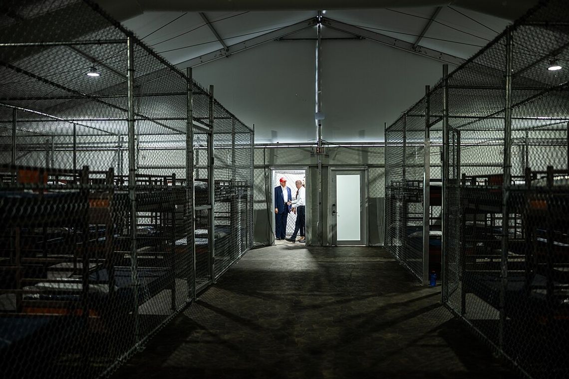 Media: osadzeni w ośrodkach detencyjnych dla imigrantów skarżą się na złe warunki i braki jedzenia
