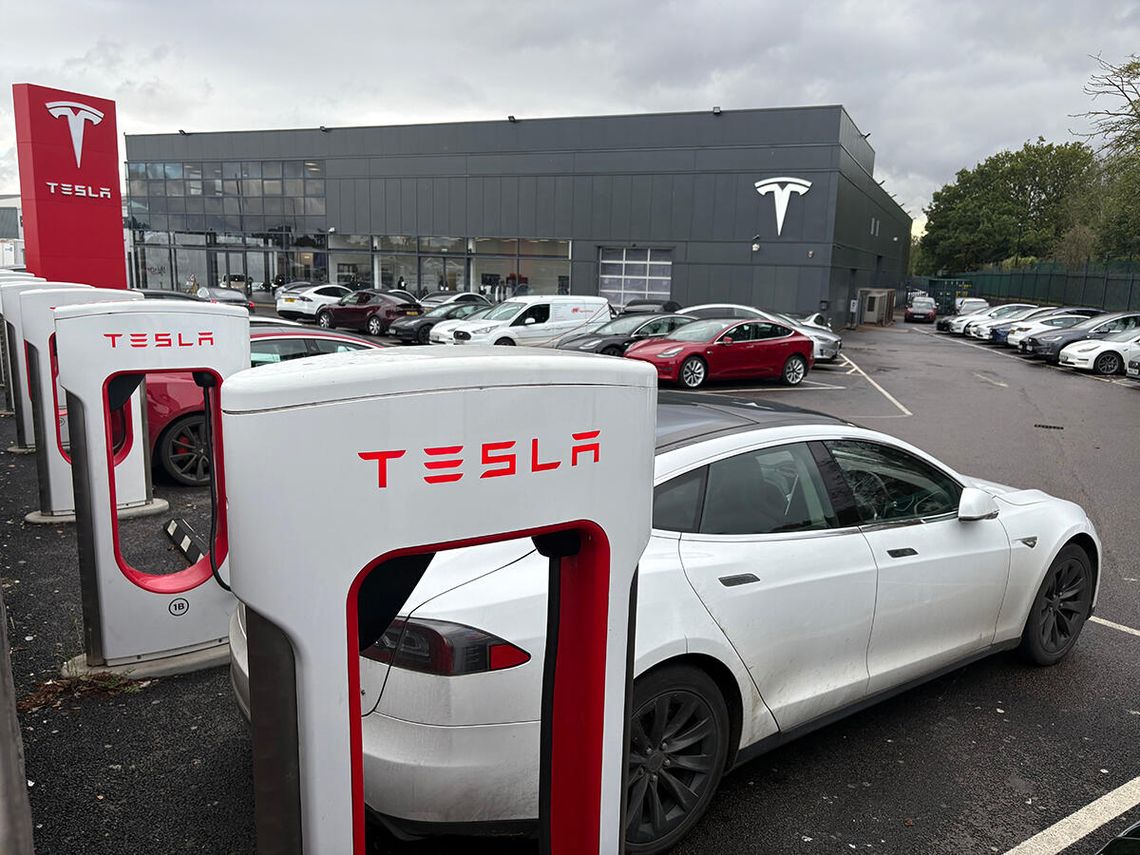 Media: przez bliskie relacje Muska z Trumpem koncern Tesla znalazł się w pułapce