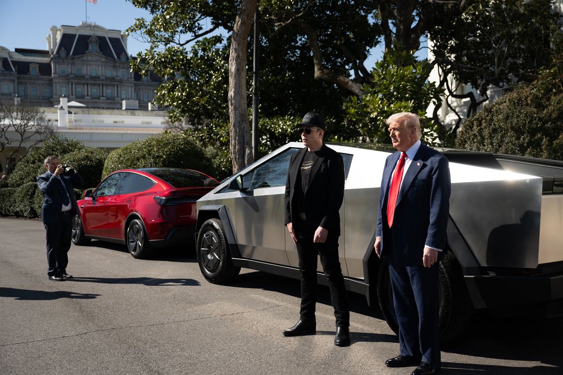 Media: Trump rozważa sprzedaż lub oddanie tesli, którą kupił od Muska