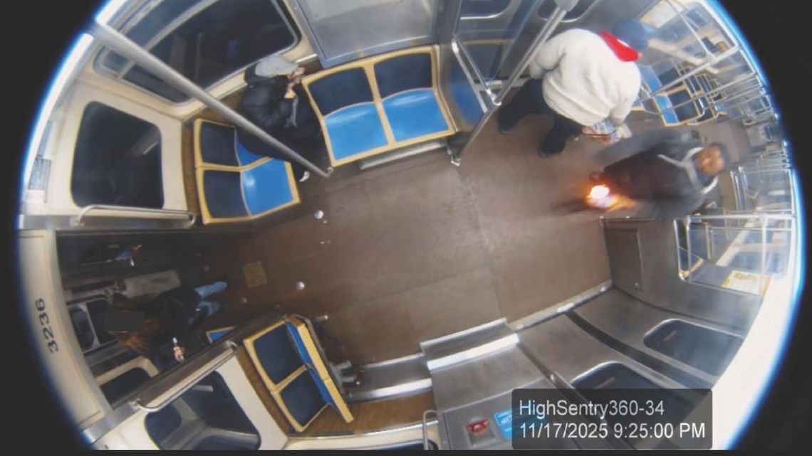 Mężczyzna oskarżony o terroryzm po podpaleniu kobiety w pociągu CTA, możliwy związek z pożarem City Hall