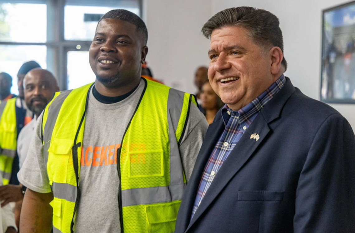 Mężczyzna ze zdjęcia z gubernatorem oskarżony o morderstwo po napadzie na luksusowy sklep w centrum Chicago