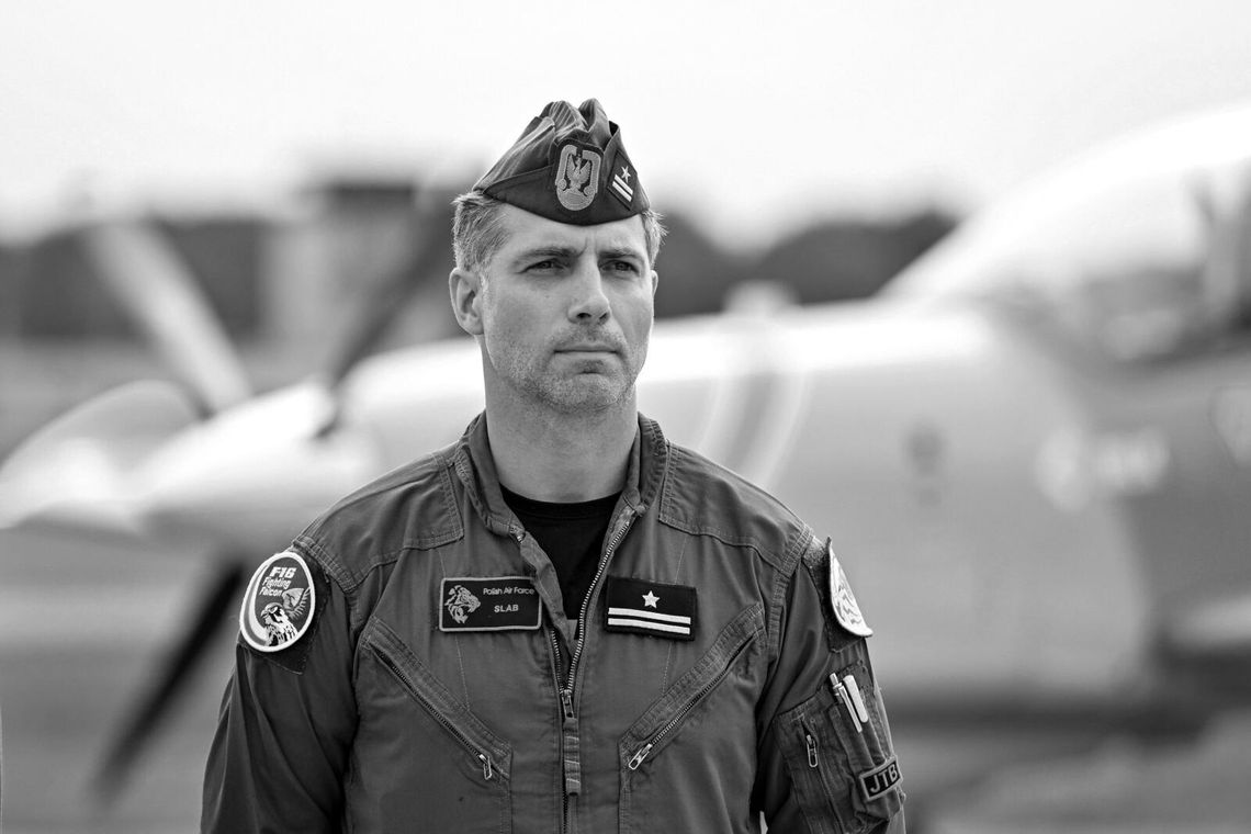 Mjr Maciej „Slab” Krakowian – jeden z najbardziej utytułowanych polskich pilotów F-16, lider Tiger Demo Team