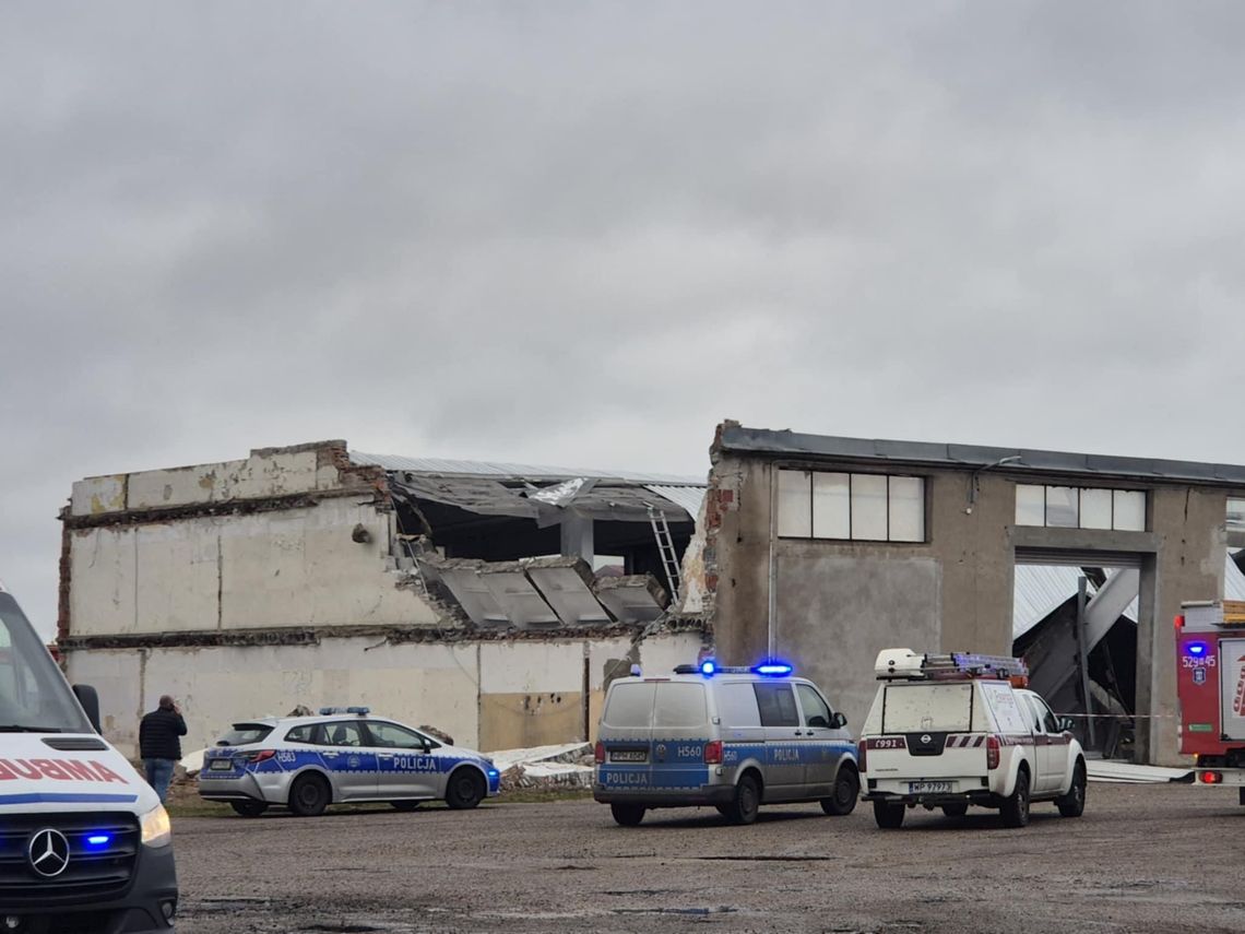 Mława. Zakończyła się akcja poszukiwawcza w rumowisku zawalonej hali. Dwie osoby nie żyją