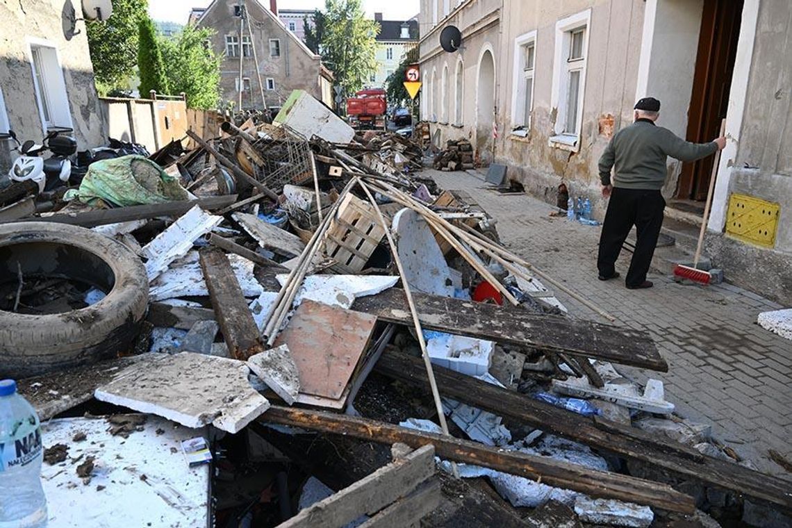 Na Opolszczyźnie trwa sprzątanie po powodzi; największym problemem ilość śmieci