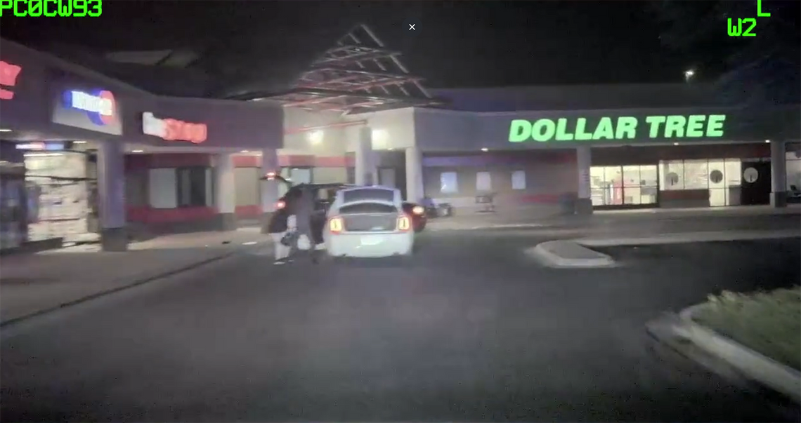 Nagranie z nocnego napadu na GameStop w Irving Park – padły strzały, ranny policjant (WIDEO)