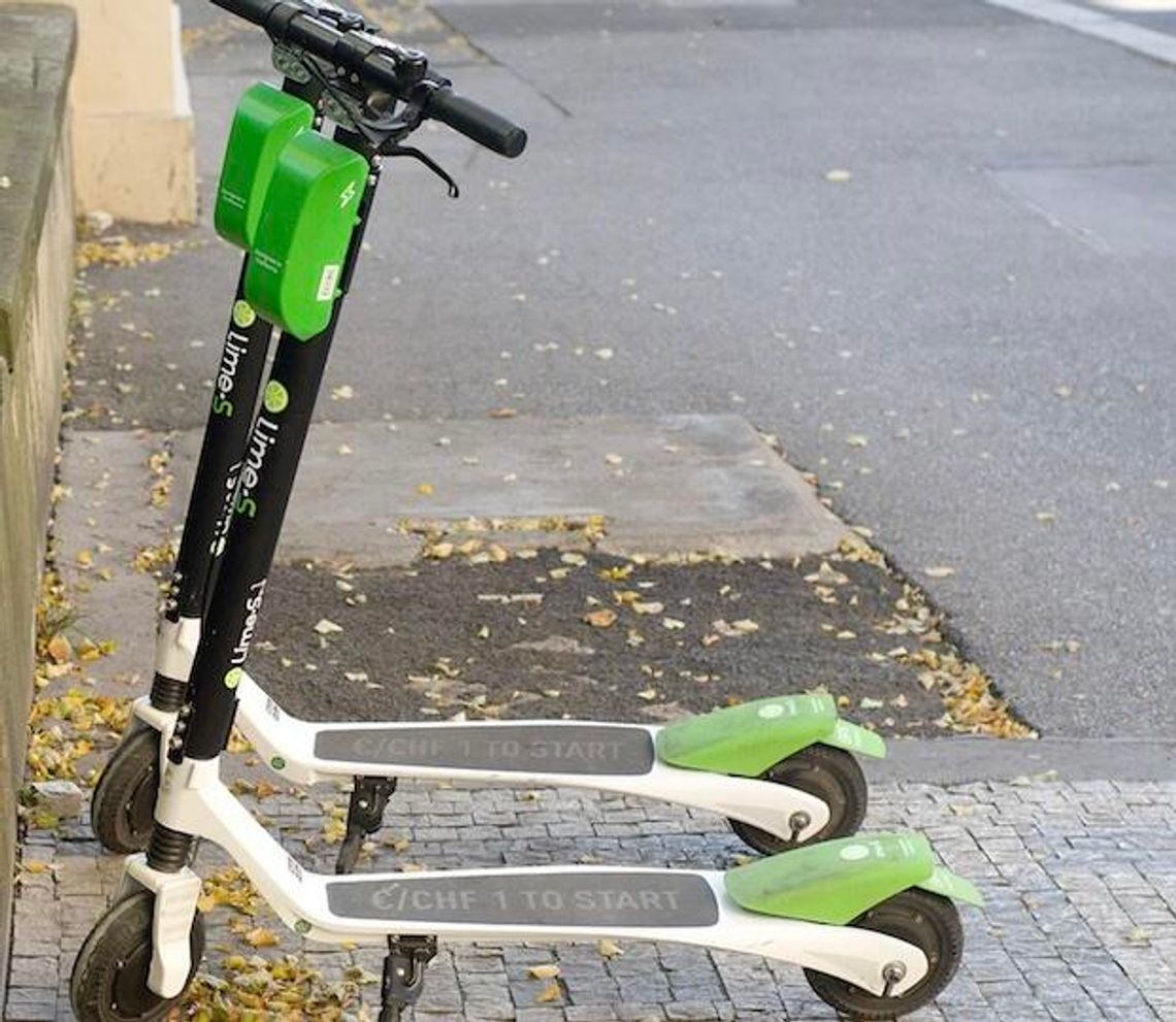 Napastnik na hulajnodze elektrycznej obmacuje kobiety