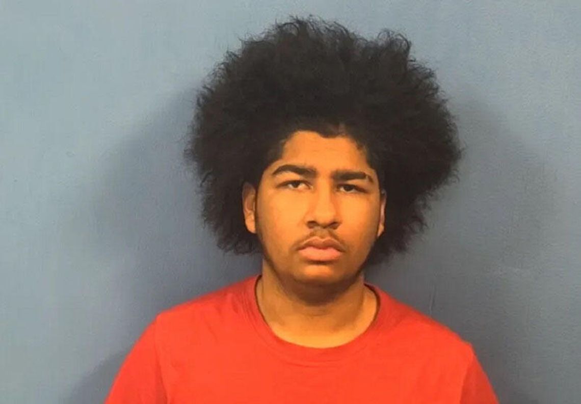 Nastolatkowie oskarżeni o atak seksualny w łazience Walgreensa w Naperville