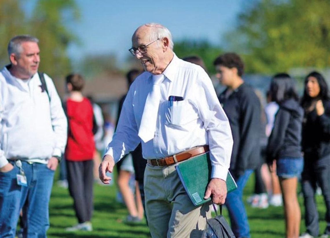 Nauczyciel z Elk Grove Village z rekordowym 55-letnim stażem pracy przechodzi na emeryturę