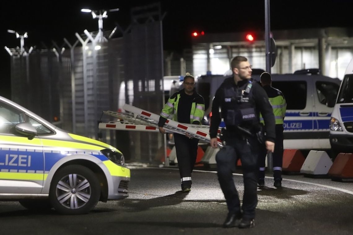 Niemcy. Policja w Hamburgu aresztowała ojca przetrzymującego 4-latkę na lotnisku