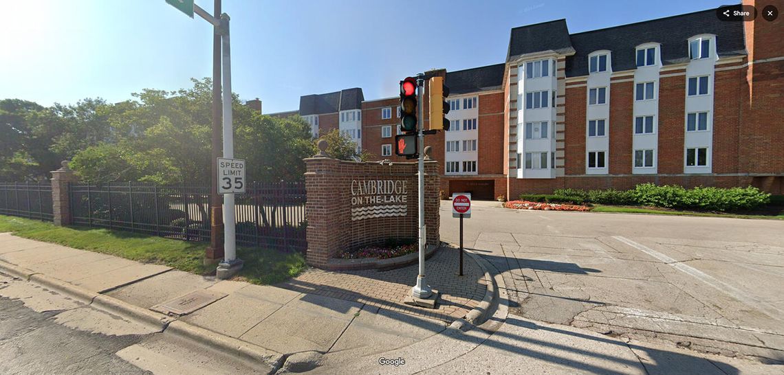 Nieprzytomna seniorka w osiedlowym basenie w Buffalo Grove