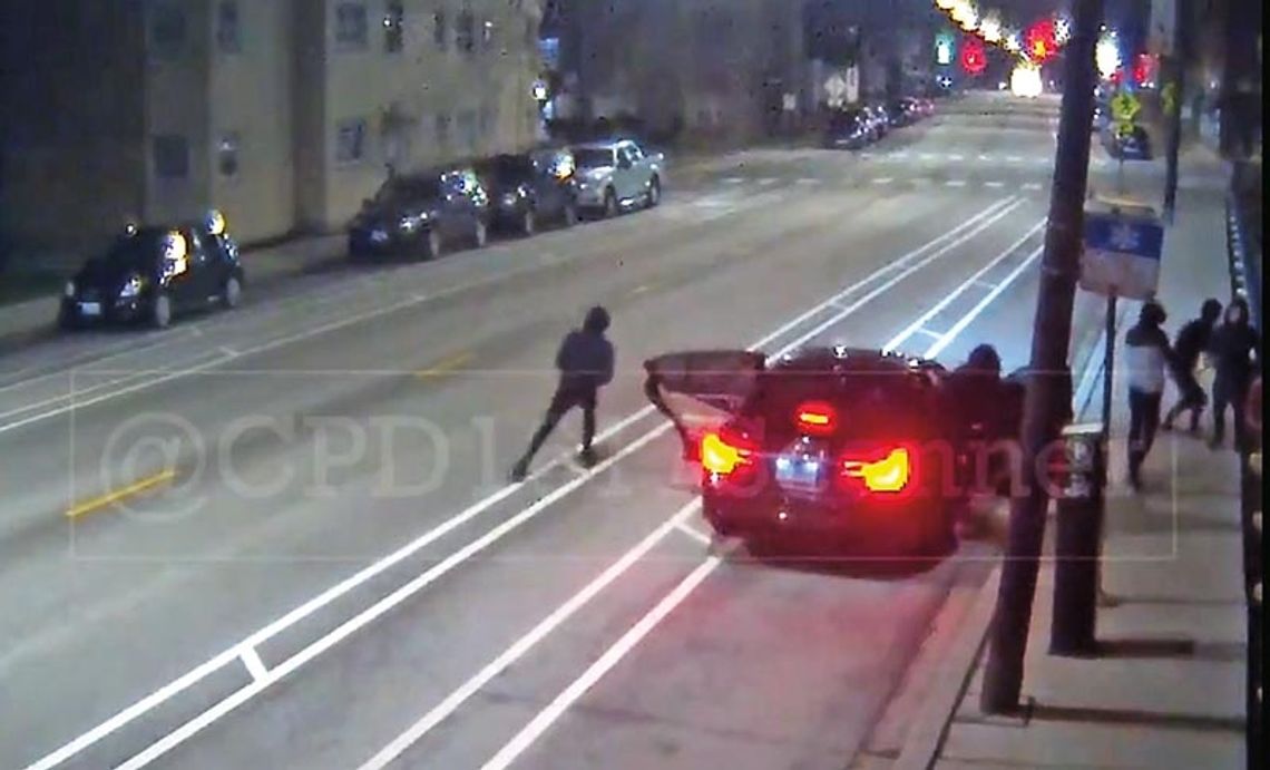 Nikt nie pomógł kobiecie obrabowanej w Jefferson Park – nagranie z chicagowskiej ulicy trafiło do sieci (WIDEO)