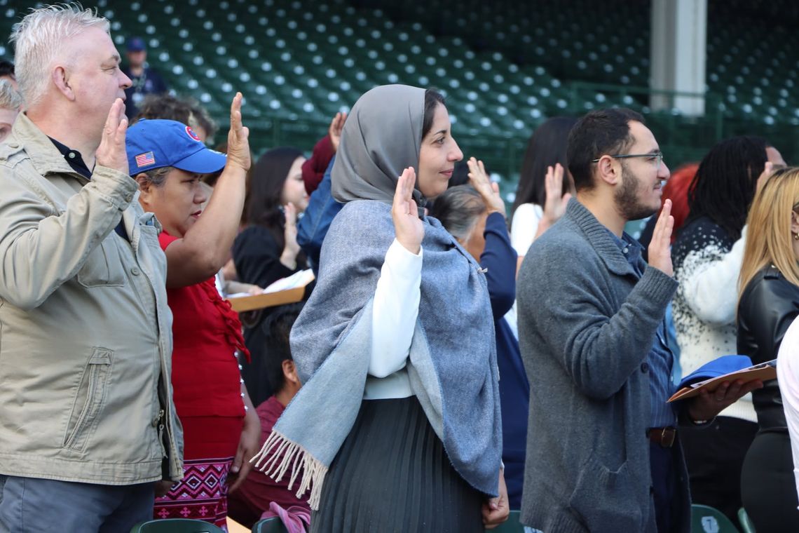 Nowi obywatele amerykańscy zaprzysiężeni na Wrigley Field Nowi obywatele amerykańscy zaprzysiężeni na Wrigley Field
