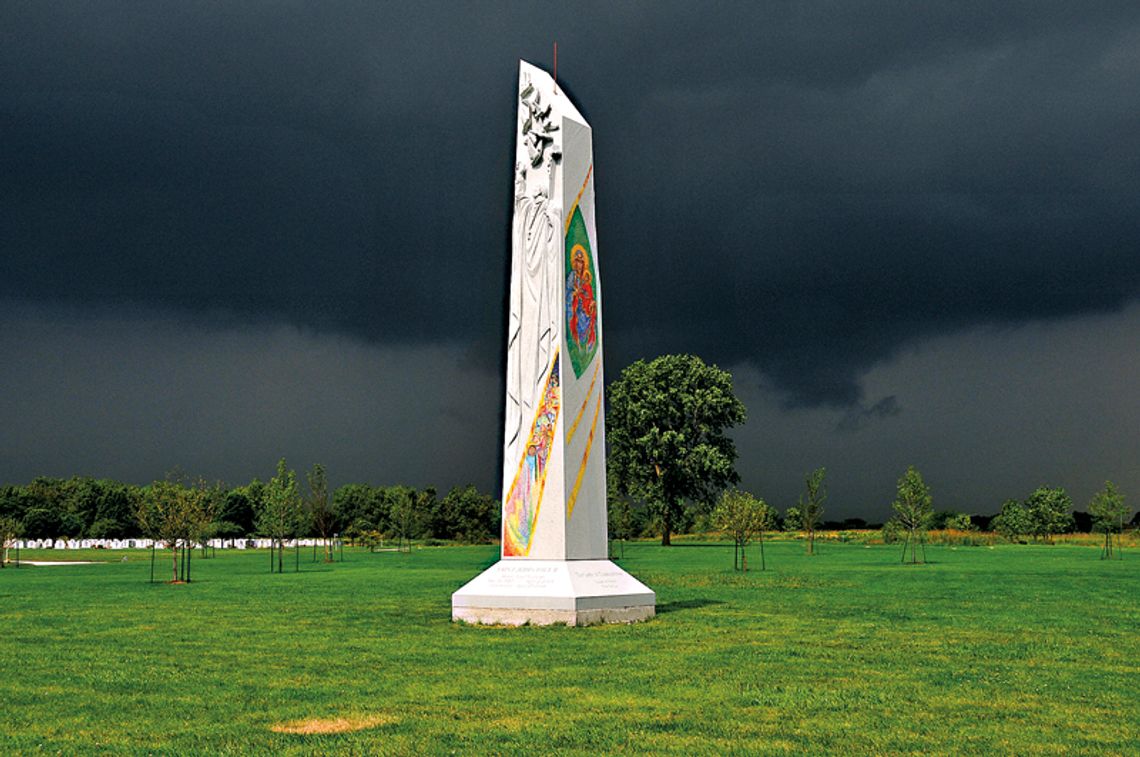 Nowy obelisk poświęcony św. Janowi Pawłowi II na cmentarzu Maryhill