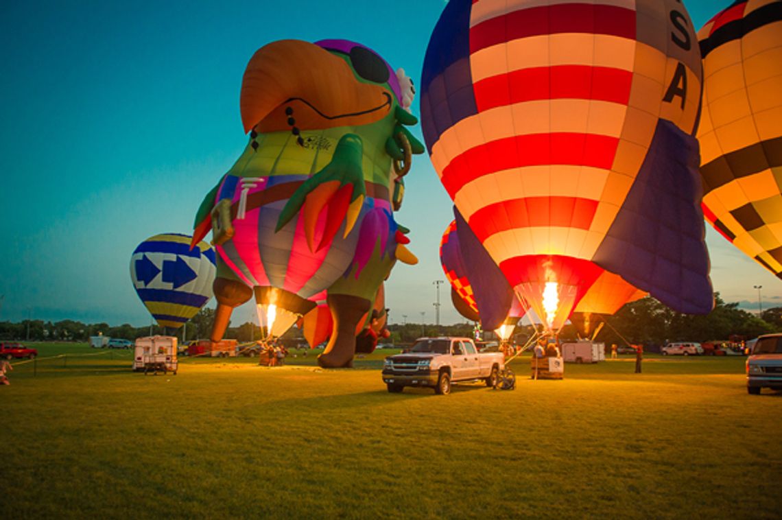 Oczy zwrócone na niebo. Festiwal balonowy w Lisle zatykał dech w piersi. ZOBACZ ZDJĘCIA DARIUSZA LACHOWSKIEGO