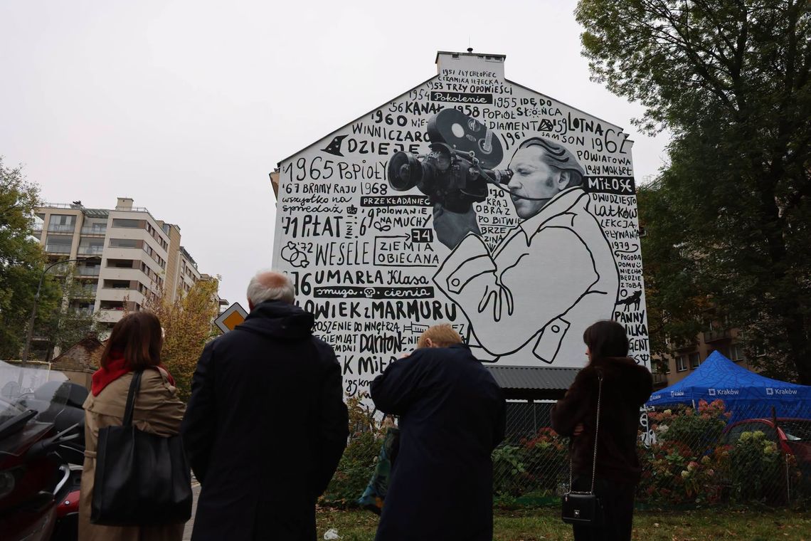 Odsłonięto mural poświęcony Andrzejowi Wajdzie Odsłonięto mural poświęcony Andrzejowi Wajdzie