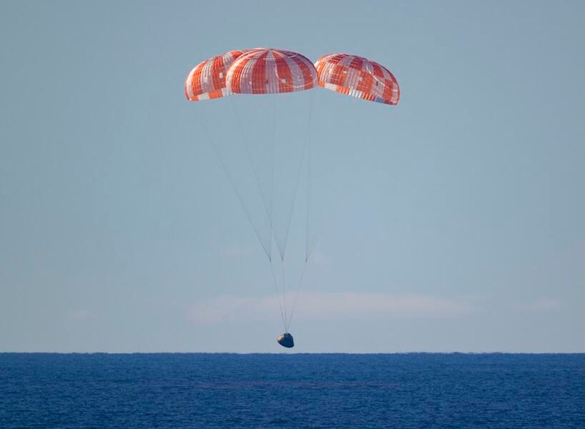 Orion z astronautami bezpiecznie wodował na Pacyfiku, kończąc księżycową misję Artemis II (WIDEO)