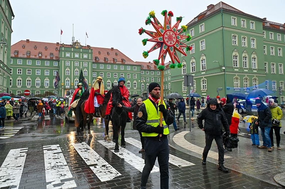 Orszaki trzech króli przejdą 6 stycznia ulicami 800 miast pod hasłem "W jasełkach leży!"