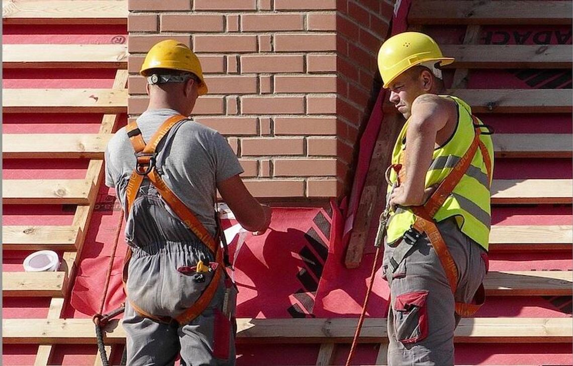 Oszuści udający pracowników miejskich okradają domy seniorów wzdłuż Archer Ave. Oszuści udający pracowników miejskich okradają domy seniorów wzdłuż Archer Ave.