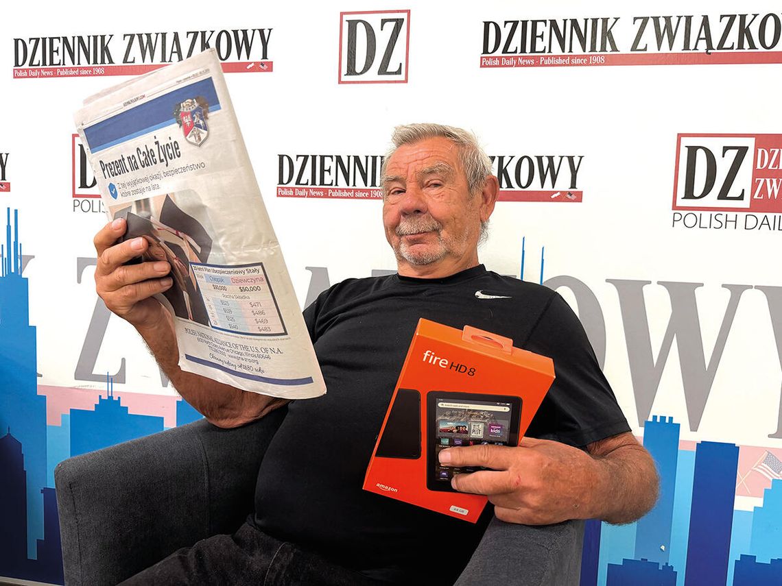 Pan Piotr Schneider odebrał tablet w redakcyjnym konkursie na układankę
